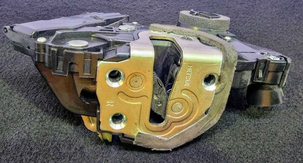 Fechadura / Fecho Porta Frente Direito - TOYOTA YARIS