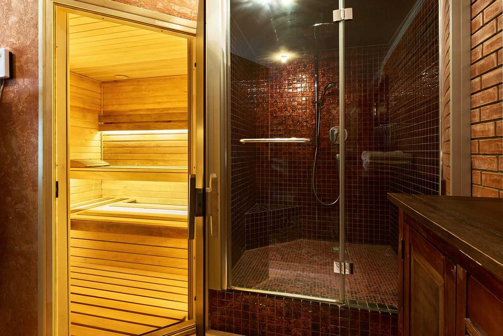 Дизайнерский дом с бассейном  посуточно . Красивый сад с озером, сауна