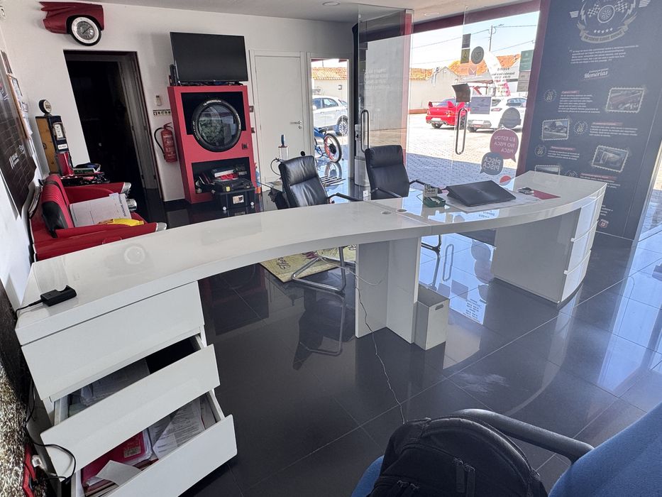 Secretaria pa 2 pessoas com gaveteiro de um lado e outro