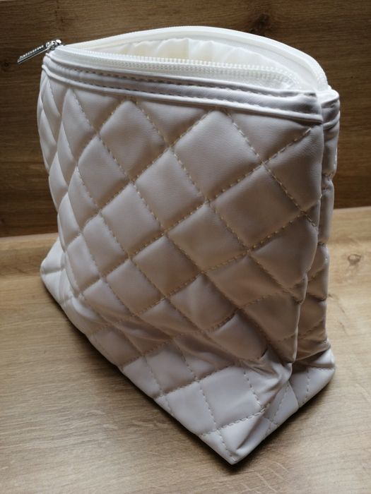 Kosmetyczka biała nowa 21,5 x 10 x 18