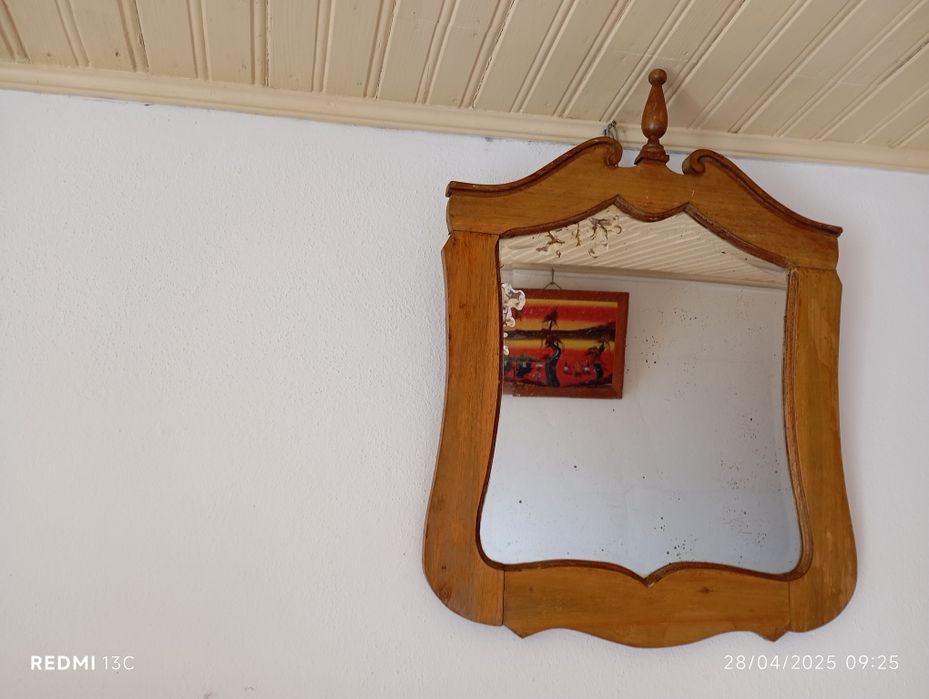 Espelho antigo com moldura de madeira