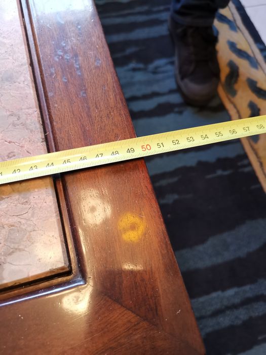 Mesa de centro classica com tampo em pedra