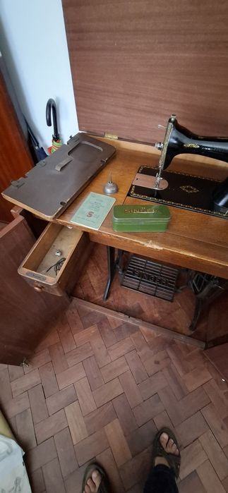 Máquina de costura de pedal, da Singer.