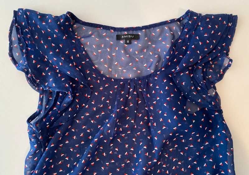 Blusa azul com detalhes brancos e vermelhos, marca AMISU, tamanho S.