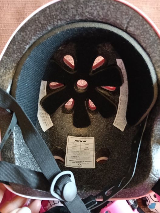 Capacete, cotoveleiras, joelheiras, proteção de pulsos