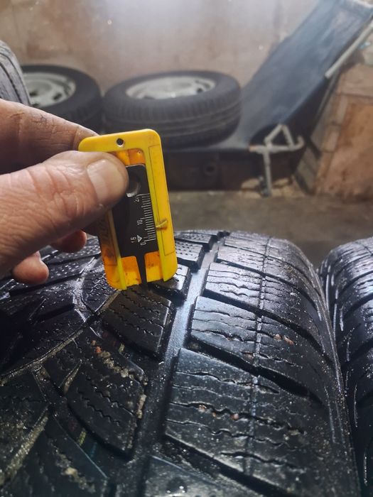 Продаю 4 шини 215.60.17 зима ціна за комплект 5000гр