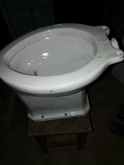 продам два унитаза и бачок