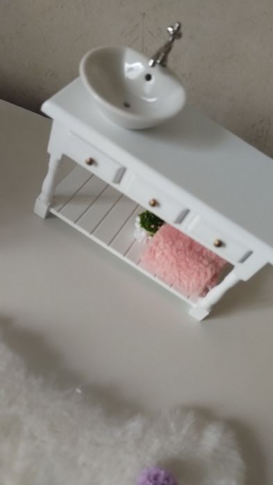 Mini szafka z umywalką do łazienki do domku Myszek lub lalek
