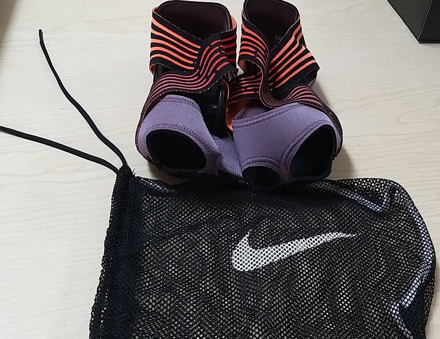 Meias Adidas antiderrapantes.