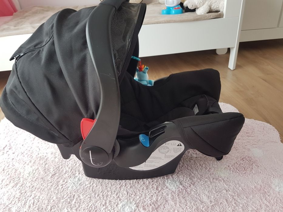 Fotelik samochodowy teutonia tario z bazą samochodową.