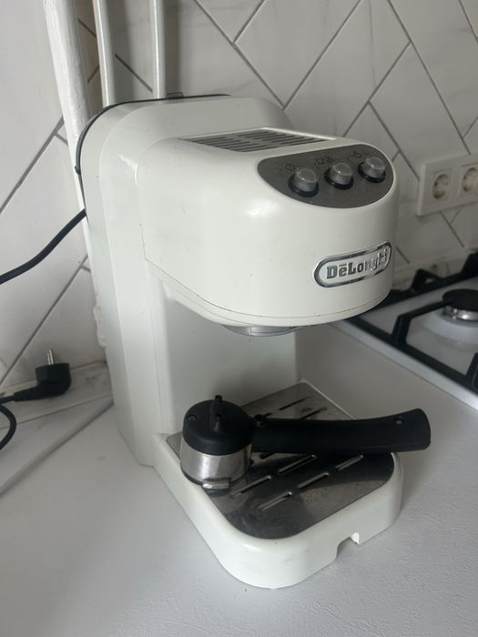 Рожкова кавоварка еспресо DeLonghi EC 251 W