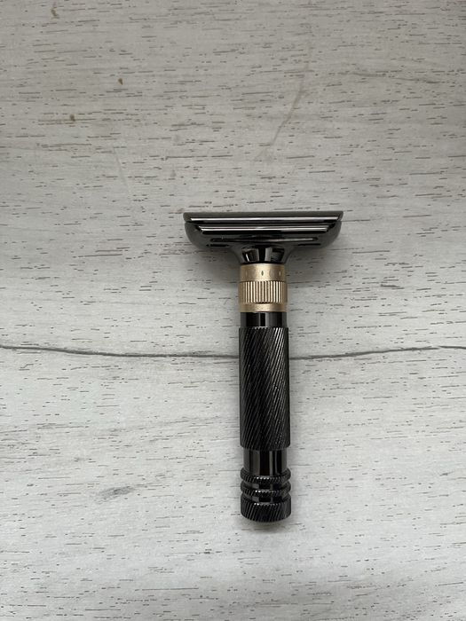 Maszynka do golenie na żyletki.