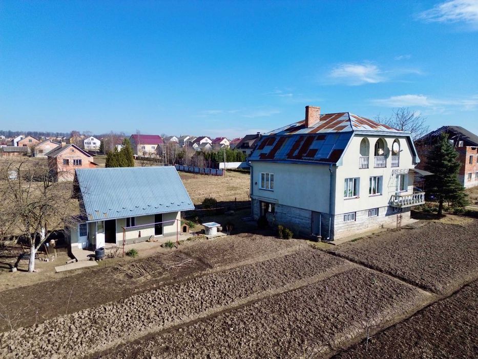 Продається просторий цегляний будинок поруч з м.Дрогобич