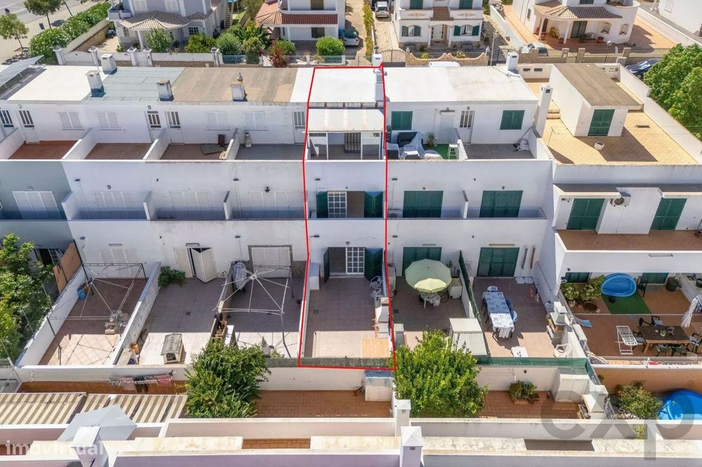 Moradia T2+1 com quintal e terraços com vista mar em Olhão, junto à Ri