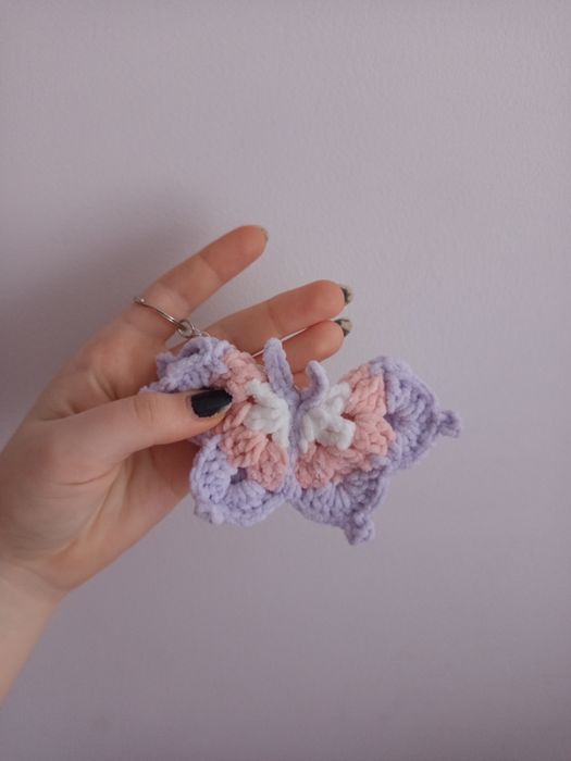 Szydełkowy brelok motyl motylek pastelowy róż lilac do torebki kluczy