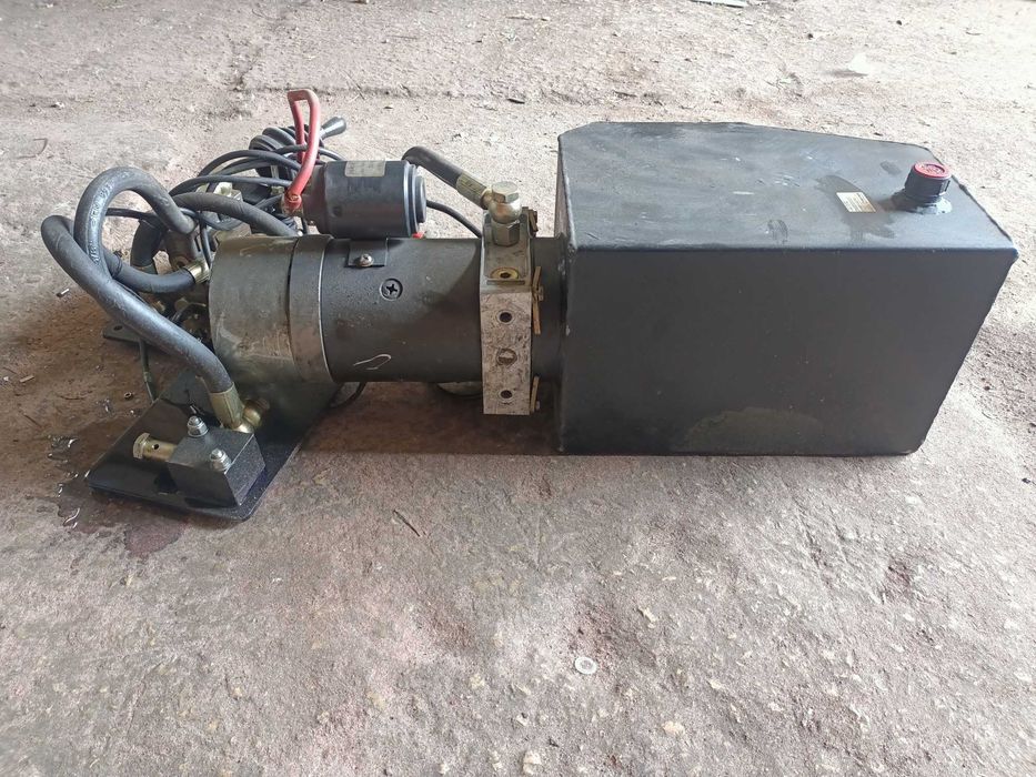Pompa hydrauliczna z rozdzielaczem