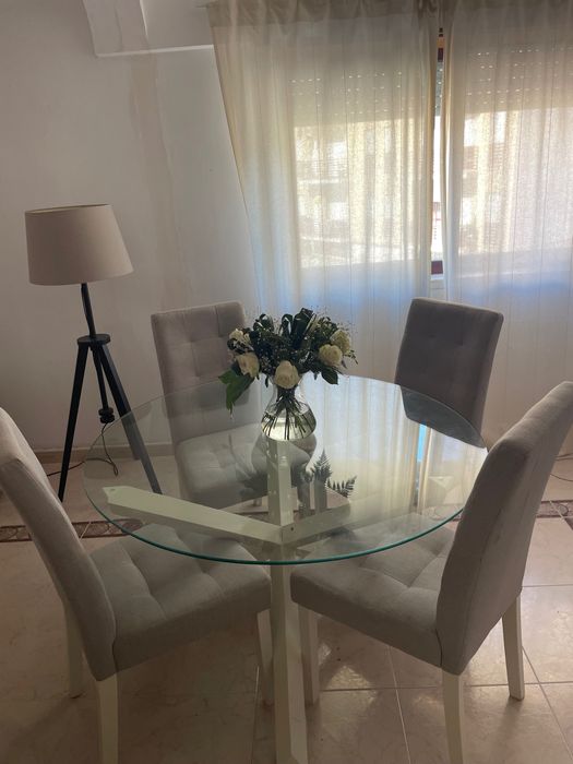 Mesa de vidro e 4 cadeiras