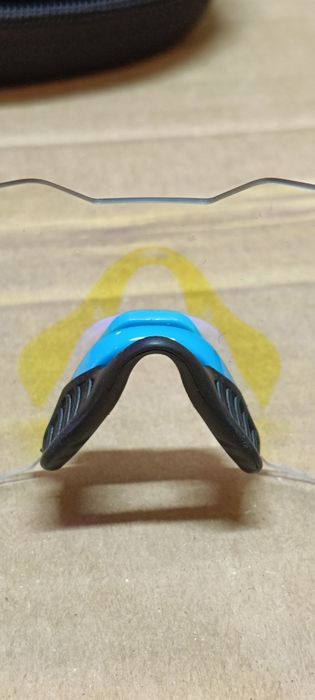 Uniwersalne okulary sportowe z dużymi  szkłami.