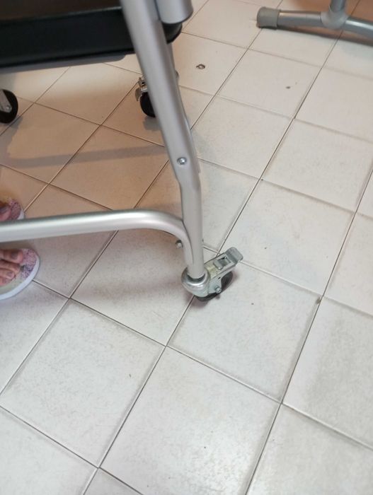 Excelente Cadeira Ortopédica e 1 Cadeira de Banho Faro