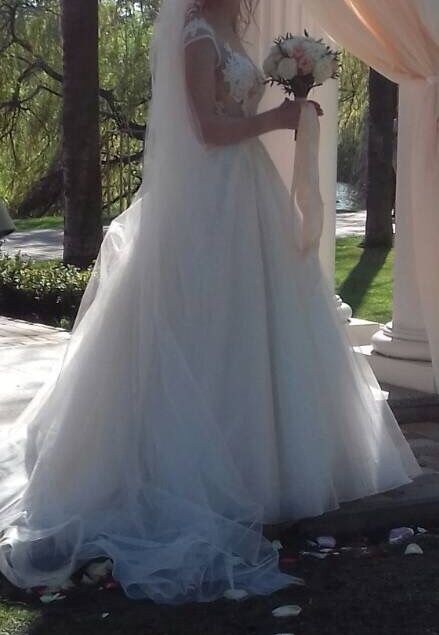 Весільна сукня зі шлейфом