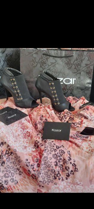 Czarne skórzane sandałki na szpilce zabudowane Marki Kazar