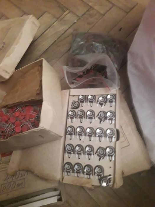 Ліхтарик прожектор на акумуляторі свєтодіодах,Резист.сп3-38 к22м,220ом