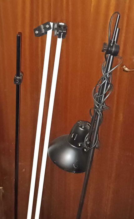 Candeeiro de pé e suportes metálicos