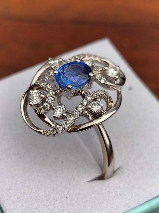 Pierścionek z szafirem 18 K białe złoto  5,01 gr