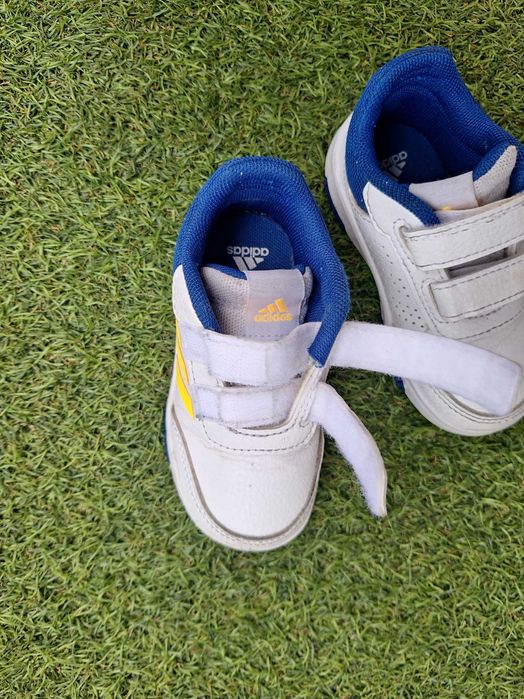 Buty sportowe firmy Adidas chłopięce rozm. 22.