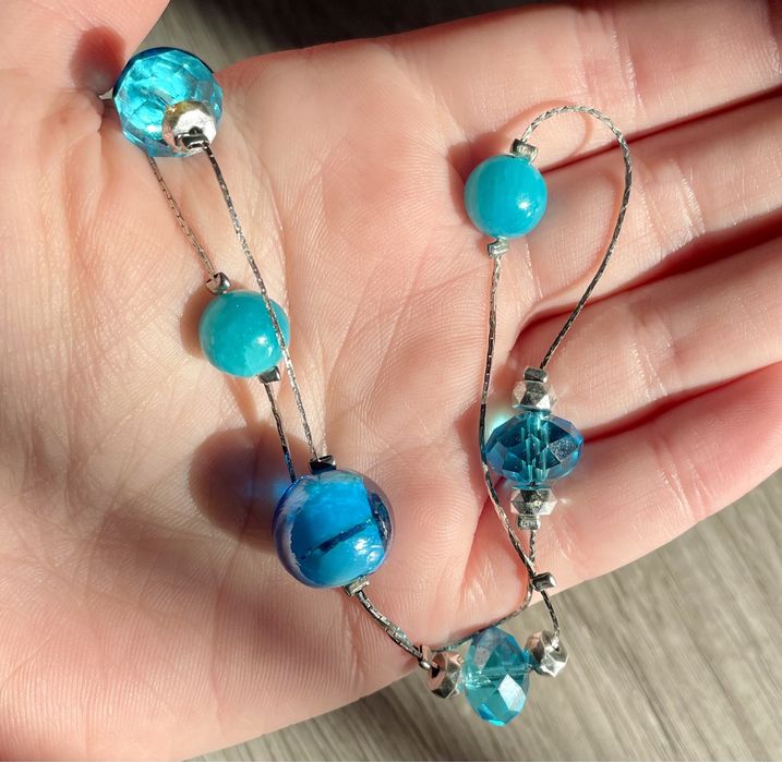 Colar prateado e azul