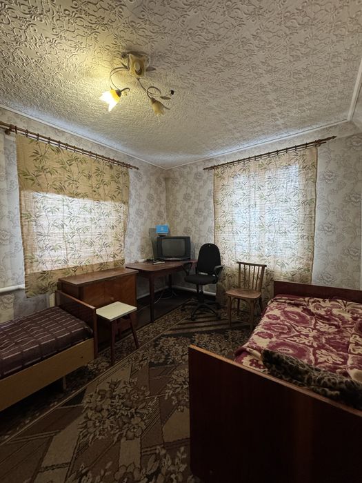 Ліжкомісце  в кімнаті будинку район 12 школи 2000