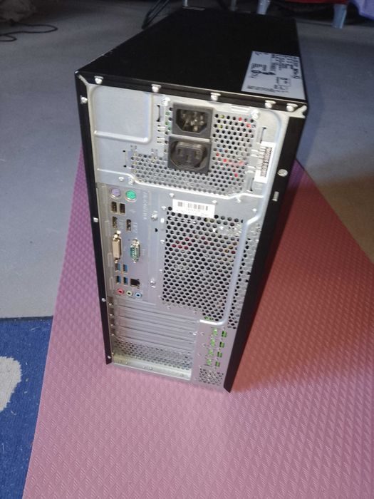 Komputer z monitorem