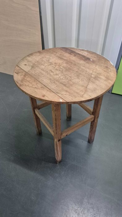 mesa redonda em madeira