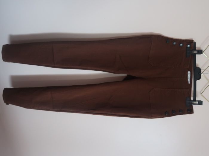 Calças de cor castanha, de cinta subida, com botões de lado