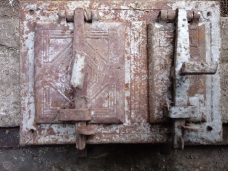 Dzwiczki żeliwne do pieca kominka.