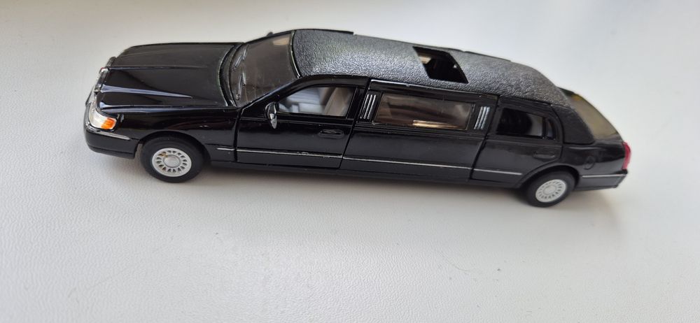 Це іграшкова модель автомобіля Kinsmart 1999 Lincoln Town Car Stretch Limousine KT7001W.Масштаб: 1:38.