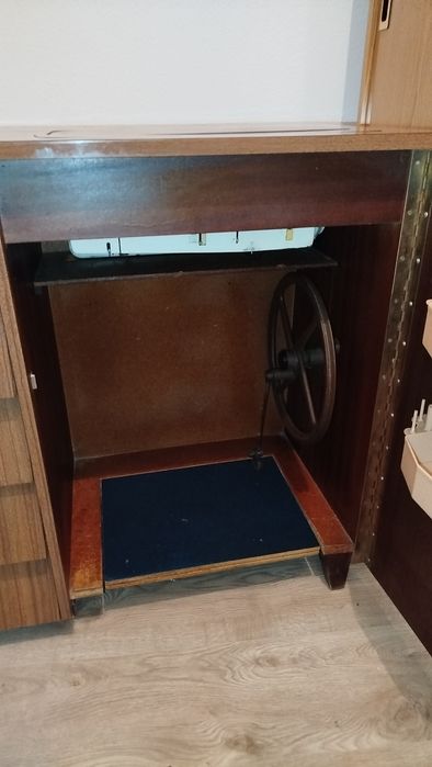 Máquina de costura com móvel - Bernina Favorit