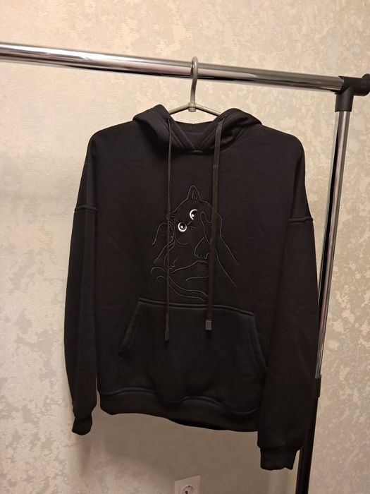 Чорне худі з вишитим котиком