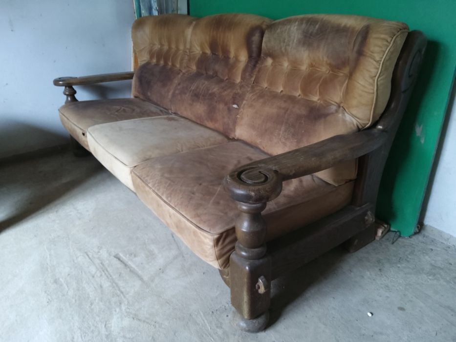 Шкіряний диван. Дубовий столик.