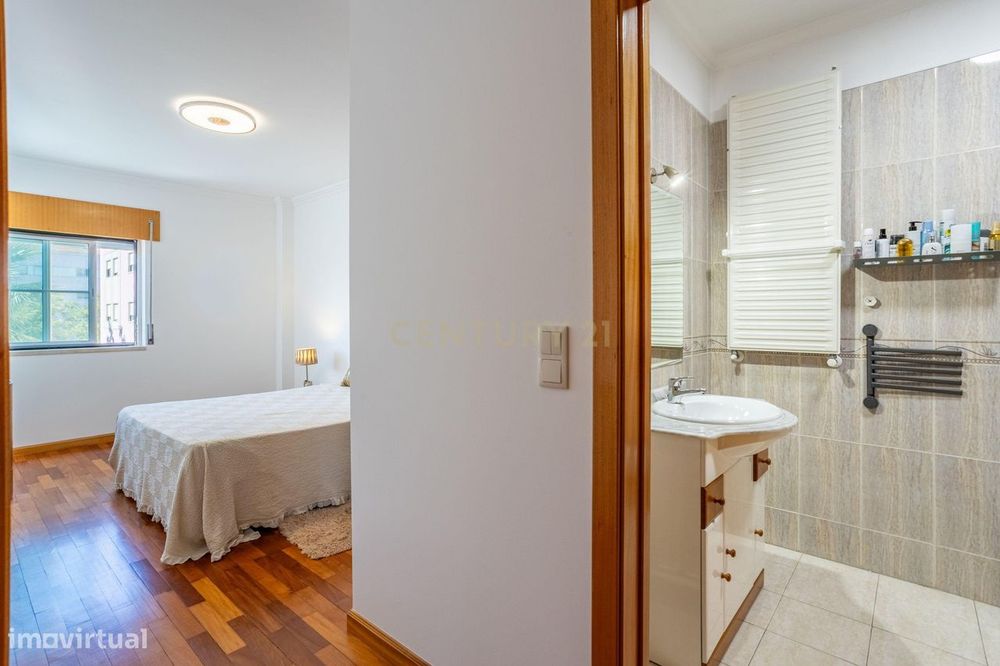 Apartamento T3 em Prior Velho com garagem