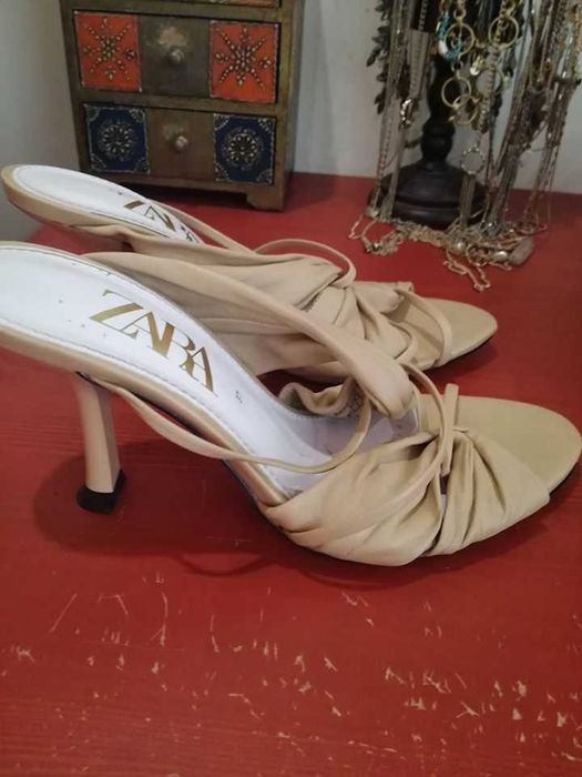 Sandálias beges em pele da Zara como novas !