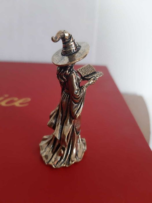 Czarownica wiedźma z książką statuetka 6 cm