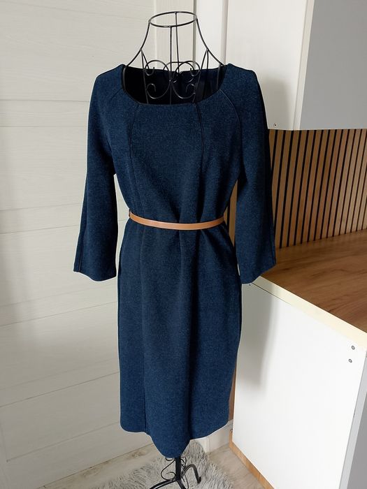 Elegancka sukienka midi w kolorze granatowym M 38
