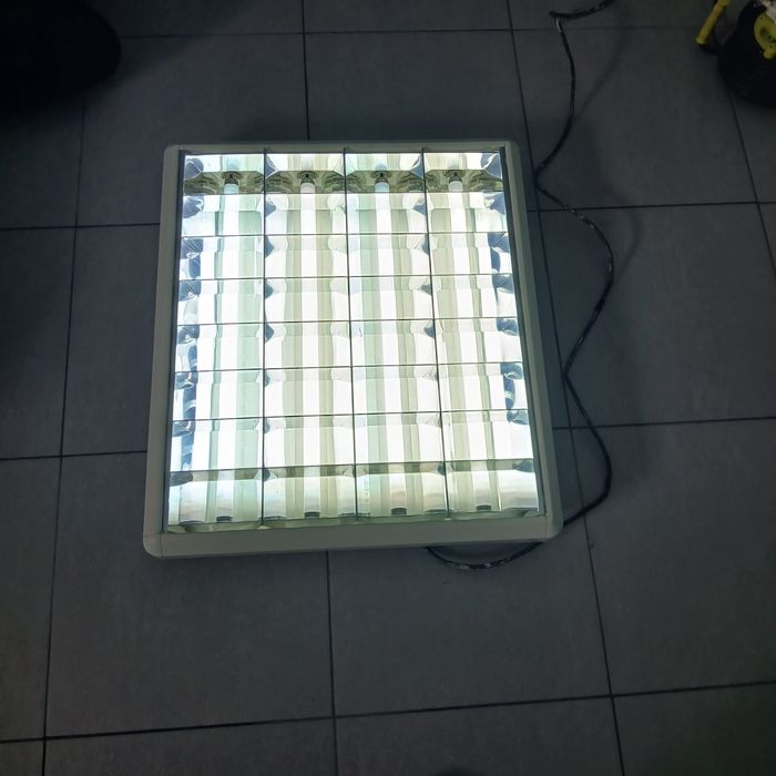 Lampa rastrowa sufitowa jarzeniowa
