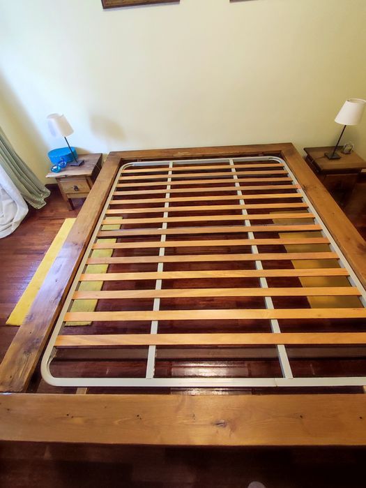 Sommier rústico de madeira maciça, dimensões do colchão: 2,00 x 1,60 m