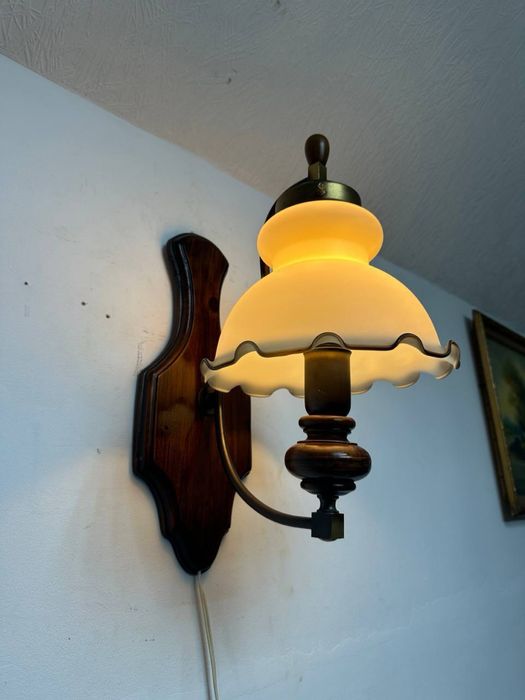 Настінний світильник бра бронза дерево опалове скло 7599