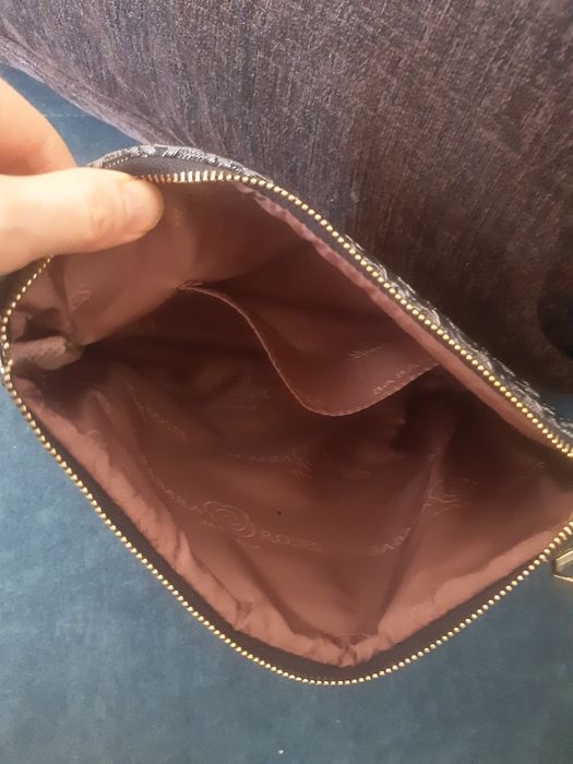Czarna kopertówka damska pikowana Barbara lśniąca 20 cm