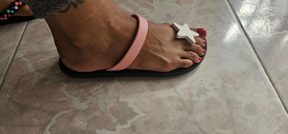 Chinelos / Sandálias Moo Chuu (Tamanho 36) – Preto/Rosa com Estrela e Coração
