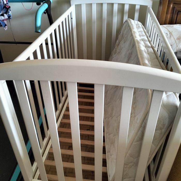 Cama de bebê de madeira maciça branca