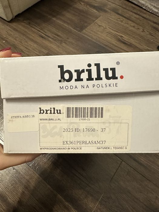 Perłowe buty ślubne brilu.